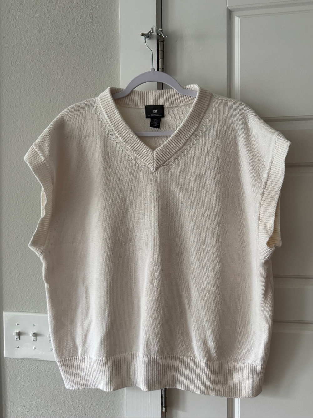 H&M Men’s White Knit V-Neck Sweater Vest
